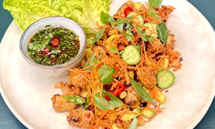 Cripsy rijstsalade met mango, avocado en krokante tofu