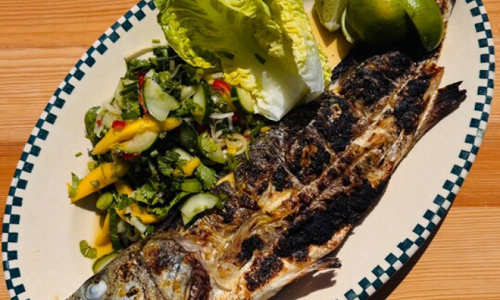 Thaise zeebaars van de BBQ met frisse mango-komkommersalade