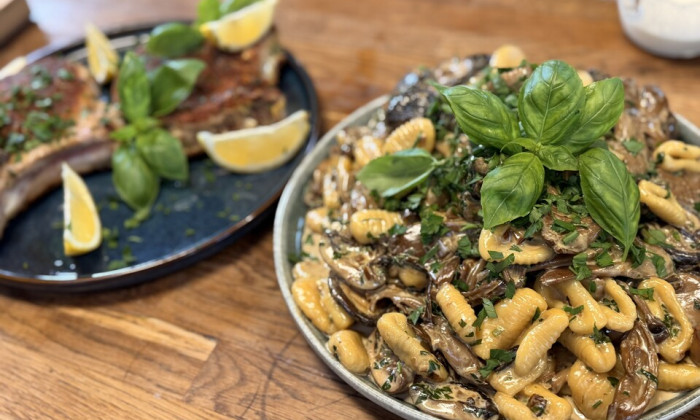 Gnocchi met paddenstoelen en cotoleta
