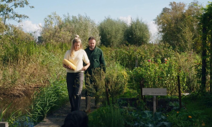 Samuel Levie bij een biologische boerderij in Ilpendam