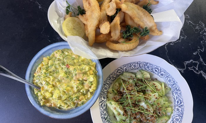 Vis goujonettes van tongschar met tartaarsaus en komkommersalade