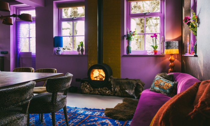 Een familieboerderij met knalkleuren en glitterbollen