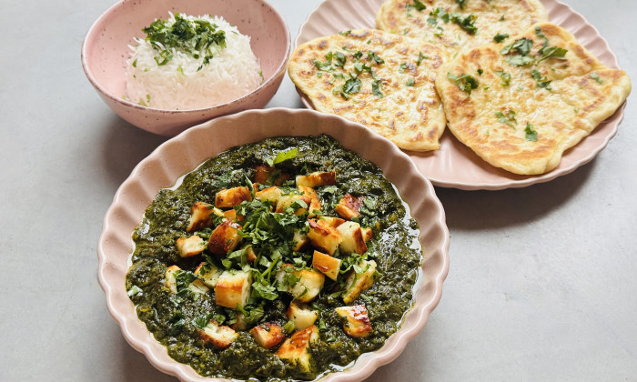 Spinazie curry met krokante halloumi en zelfgemaakt flatbread