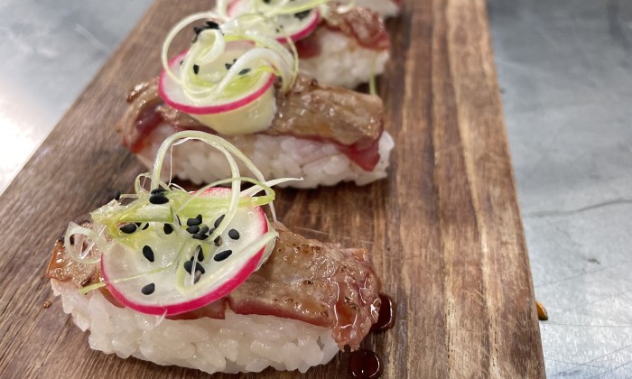 Nigiri beef met radijs