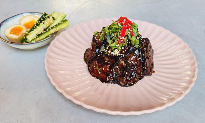 Gebakken aubergine in hoisinsaus