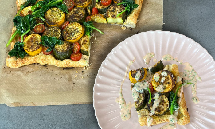 Plaattaart met courgette, cherry tomaatjes, spinazie en een pittige dressing