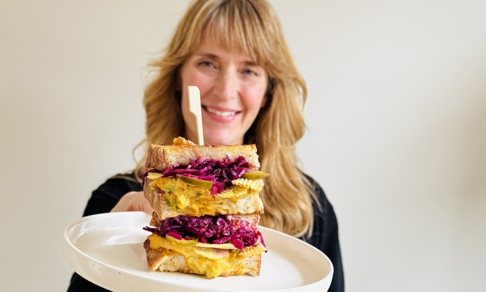 Sandwich met roze zuurkool