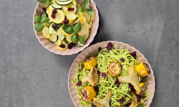 Pasta met groene groenten saus en frisse salade