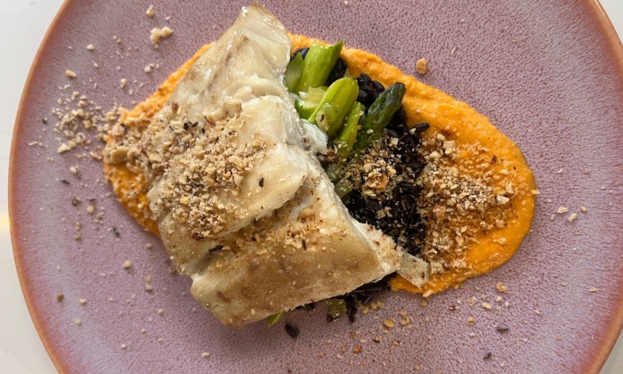 Groene asperges met witvis en zwarte rijst