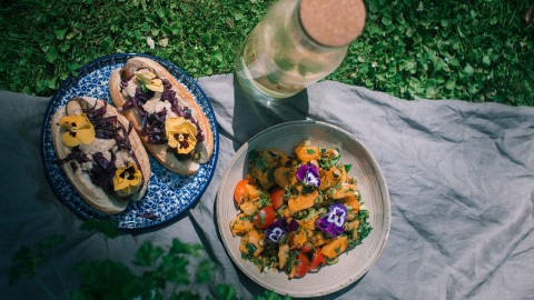 Pompoensalade met pistache en knapperig broodje braadworst