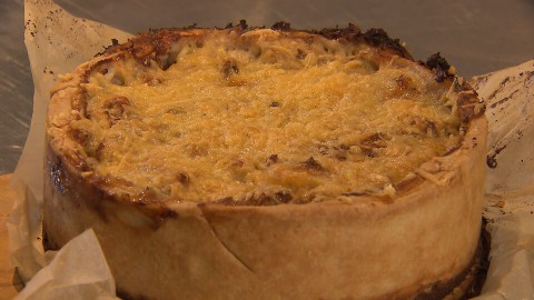 Ramon maakt een heerlijke budget maaltijd. Vandaag een witlof quiche en uiensoep! Betaalbare maaltijd: witlof quiche