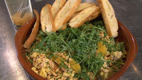 Sharon de Miranda maakt een betaalbare maaltijd met couscous en geitenkaas. Maar dit is wel couscous-speciaal: gegaard in sinaasappelsap. En er komt ook nog Turks brood bij. Couscous als nooit tevoren