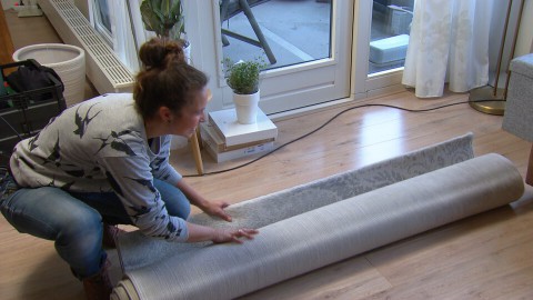 Een half jaar geleden konden Loes en Anno een flat met prachtig uitzicht krijgen, en zijn ze verhuisd. Maar de sfeer van de huiskamer is nooit meer zo gezellig geworden als vroeger. Opzoek naar gezelligheid