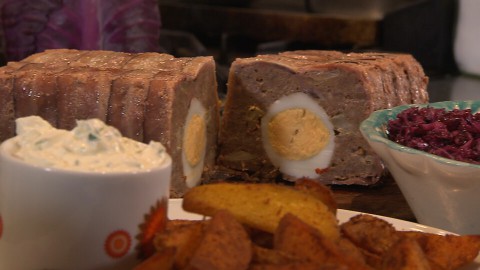 Ramon maakt een betaalbare maaltijd met gehaktbrood, gevuld met eieren en daarbij kruidige aardappeltjes en een rodekoolsalade. Betaalbaar en lekker gehaktbrood