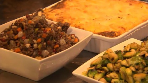 Een bijzondere feestmaaltijd hoeft niet altijd een prijskaartje te hebben. Chef-kok Ramon laat zien hoe je een restaurantwaardige pommes gratin maakt, met gestoofd wild. Kerstdiner stoofvlees