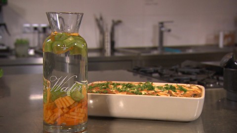 Sharon maakt een snelle vegetarische maaltijd: een lasagne van courgette en aubergine. Vegetarisch & snel