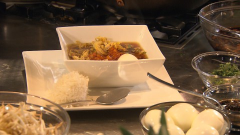 Chef-kok Sharon maakt Saoto! Een traktatie. Met Indonesische en Surinaamse invloeden is dit één van de rijkste soepen die je op tafel kan zetten. saotosoep