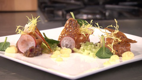 Ramon maakt een oosterse tartaar van zalm. En wat serveert hij erbij? Kletskopjes met sambal en sesam. zalmtartaar