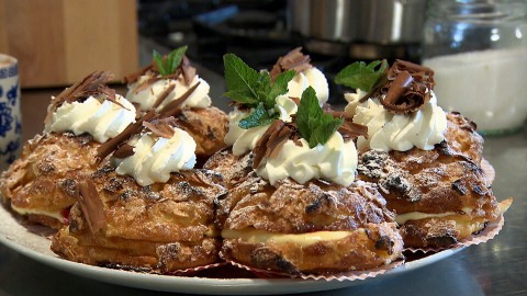Ramon Brugman begon zijn culinaire carrière als patissier. Oude liefde roest niet en daarom leeft hij zich dit keer uit op heerlijke Victoriasoezen met frambozenjam Victoriasoezen
