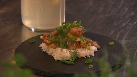 Sharon de Miranda maakt een niet te duur gerecht: sweet chili chicken met zelfgemaakte chilisaus. Sweet chili chicken