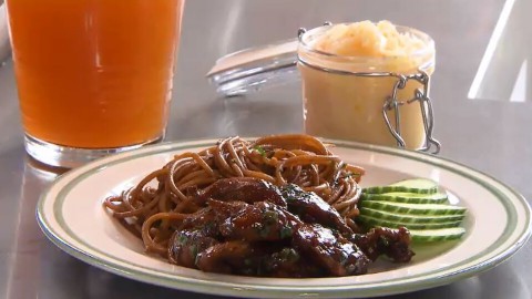 Sharon de Miranda maakt een heerlijke betaalbare maaltijd met Javaanse bami, gestoofde kip en zelfgemaakte sambal. Javaanse bami