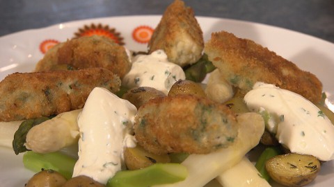 Ramon Brugman maakt een snelle maaltijd van krokante visballetjes met lauwwarme asperges en krieltjes uit de oven. Visballetjes