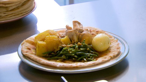 Sharon de Miranda maakt een van haar favoriete gerechten: roti kip. Sharon laat zien hoe je de roti pannenkoek zelf maakt. Roti kip