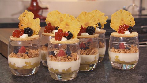 Twee lagen dessert met yoghurt en ananas (173) Twee lagen dessert met yoghurt en ananas (173)