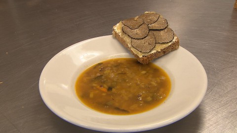 Groentesoep met volkorenbrood met truffel (141) Groentesoep met volkorenbrood met truffel (141)