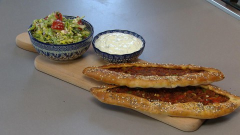 Turkse pide met cacik Turkse pide met cacik