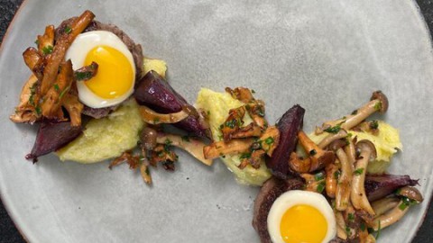 Gebakken tartaar met spiegeleitjes Gebakken tartaar met spiegeleitjes