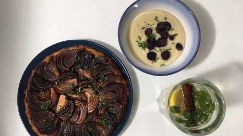 Peterseliewortelsoep met uien en tarte-tatin Wortelsoepje met hartige tarte-tatin
