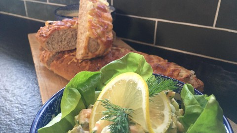 Mosterdsoep met kaas-uienstokbrood en zalmsalade Mosterdsoep met kaas-uienstokbrood en zalmsalade