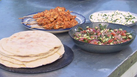 Libanese kipspiesjes met flatbread Libanese kipspiesjes met flatbread