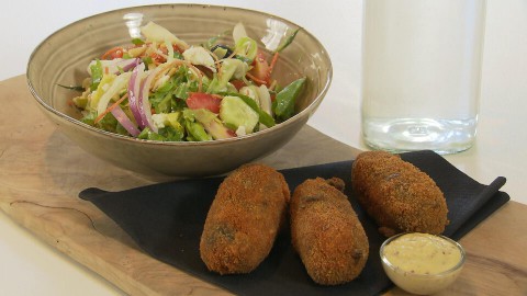 Champignonkroketjes met andijvie salade recept Champignonkroketjes met andijvie salade