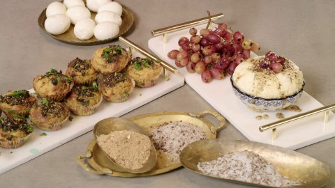 Culinair schrijver Nadia Zerouali maakt de amuses voor het kerstmenu. Een divers pallet: eitjes met spannende zoutdips, zelfgemaakte kaas met geroosterde druiven én glutenvrije aardappelmuffins met za’atar. Voor elk wat wils! Kerst Amuses