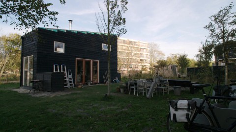 Tuinspecialist Martin Stuger is in Den Helder bij Marina en Gideon. Sinds zij in hun duurzame tiny droomhouse wonen, willen ze ook graag duurzaam tuinieren. Martin komt helpen. Eetbare tuin in Den Helder