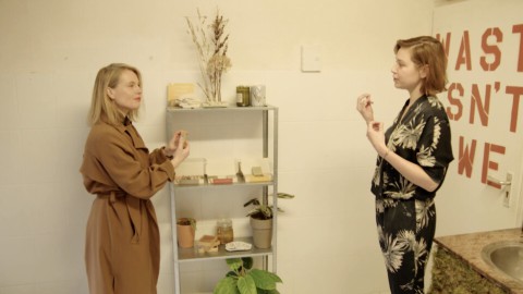 Duurzaamheidsexpert Marieke Eyskoot zet al ruim twintig jaar bewuster leven op de kaart. Ze geeft lezingen én schreef een bestseller voor een duurzame lifestyle. Voor haar gaat iets goeds doen én het goed hebben prima samen. Ze is in Amsterdam waar Marlies iets anders heeft bedacht voor de plastic shampoofles. Marieke Eyskoot ontdekt natuurlijke shampoo