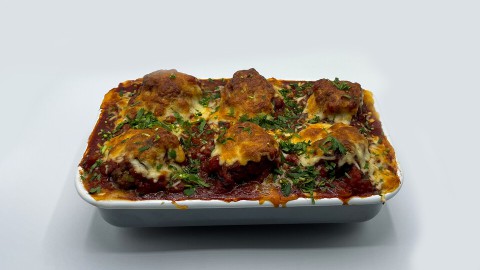 Het is weer ovenschoteltijd! Ramon Brugman maakt er eentje van ratatouille met Italiaanse gehaktballen. Om je vingers bij af te likken! Ovenschotel met gehaktballen en tomtatensaus