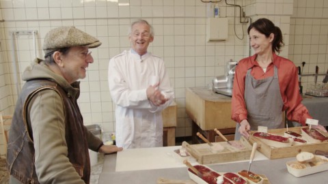 Alain Caron proeft de klassieke Franse paté van Inge Janson in het oude vestigingsstadje Heusden. Het recept is van haar vader Kees die haar de kneepjes uit het vak heeft geleerd. Madame pate Amersfoort