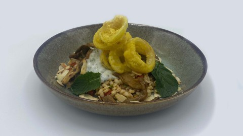 Chef-kok Sharon kookt een vegan gerecht: parelgerst met krokant gebakken oesterzwammen en frisse, kruidige kokosyoghurt. Parelgort met oesterzwammen en yoghurt