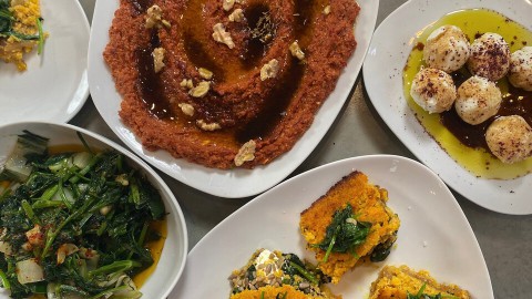 Culinair schrijver Nadia Zerouali maakt muhammara en pompoenkibbeh met spinazie en labne. Pompoen-kibbeh met muhammara