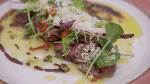 Chef-Kok Leon Mazairac bereidt een reefilet met vinaigrette dressing. Reefilet met vinaigrette dressing