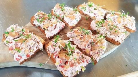 Ramon is bij de familiebakkerij van Stefanie en haar moeder Anne in Brugge. Hij maakt een heerlijke likkepot voor op de beschuiten uit de bakkerij. Likkepot met zoete sjalotten en tuinkers
