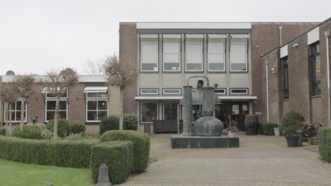 Leon Mazairac bezoekt een destilleerderij waar whisky wordt gestookt. Niet in de Schotse hooglanden, maar in het Friese Bolsward. Hier stookt Alex met zijn vader Aart whisky in een oude zuivelfabriek. Friese whisky