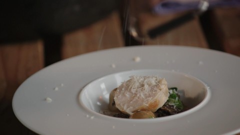 Chef-kok Leon Mazairac maakt hij kip fricassee, een gerecht waar alles tegelijk gegaard wordt. Kip fricassee met Friese whiskey