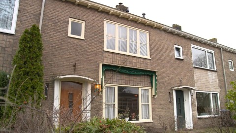 Valentijn gaat terug naar de jaren vijftig. In Hilversum staat een goed bewaard rijtjeshuis uit deze tijd…. Met een telefoon aan de muur en servies en andere gebruiksvoorwerpen van toen: een feest der herkenning! Huis Sloëtjes in Hilversum