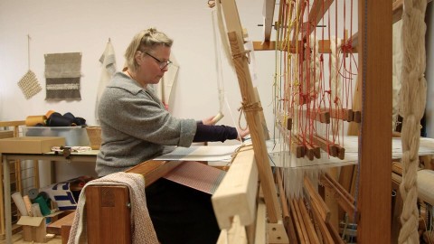 Eva wilde als kind altijd al weefster worden, haar droom is werkelijkheid geworden. Ze heeft nu haar eigen weverij in Amsterdam. Handweefster in Amsterdam
