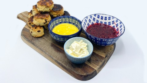 Ramon maakt Engelse scones met lemoncurd, frambozenjam en clotted cream. Scones met custard