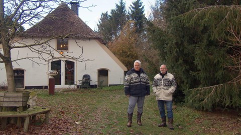 Als je in het Gelderse Drempt het erf van Liesbeth en Frank op loopt, lijkt het of de tijd heeft stilgestaan. Rond hun schattige monumentale keuterboerderij scharrelen kippen, waggelt een eendenfamilie tussen de pony’s en vind je twee wolhaarvarkens. De Witte Hemel